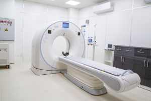 CT Gerät in einem Klinikraum. Dieses wird genutzt, um andere Ursachen für deine Probleme auszuschließen und die Migräne-Diagnose zu sichern.